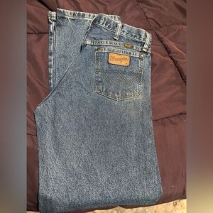Wrangler Men's Medium Blue Relaxed Denim Jeans